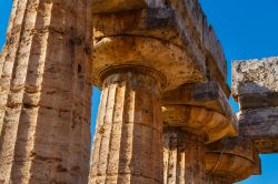 Dettaglio delle colonne e dei capitelli dorici del Tempio di Hera a Paestum