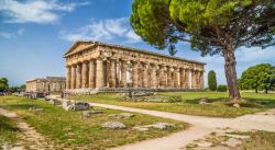 Il sito archeologico di Paestum nel CIleno con il Tempio di Hera in primo piano.