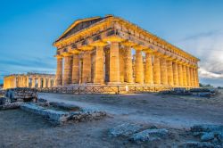 Vista notturna del Tempio di Hera uno dei 3 grandi templi di Paestum in Campania