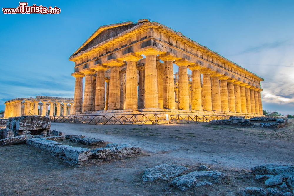 Immagine Vista notturna del Tempio di Hera uno dei 3 grandi templi di Paestum in Campania