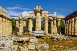 Interno del Tempio di Hera II a Paestum in Campania, uno dei siti archeologici della Magna Grecia