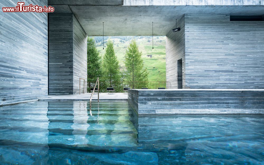 Immagine La piscina e SPA termale spa termale d'alta quota di Vals in Svizzera - © 7132.com