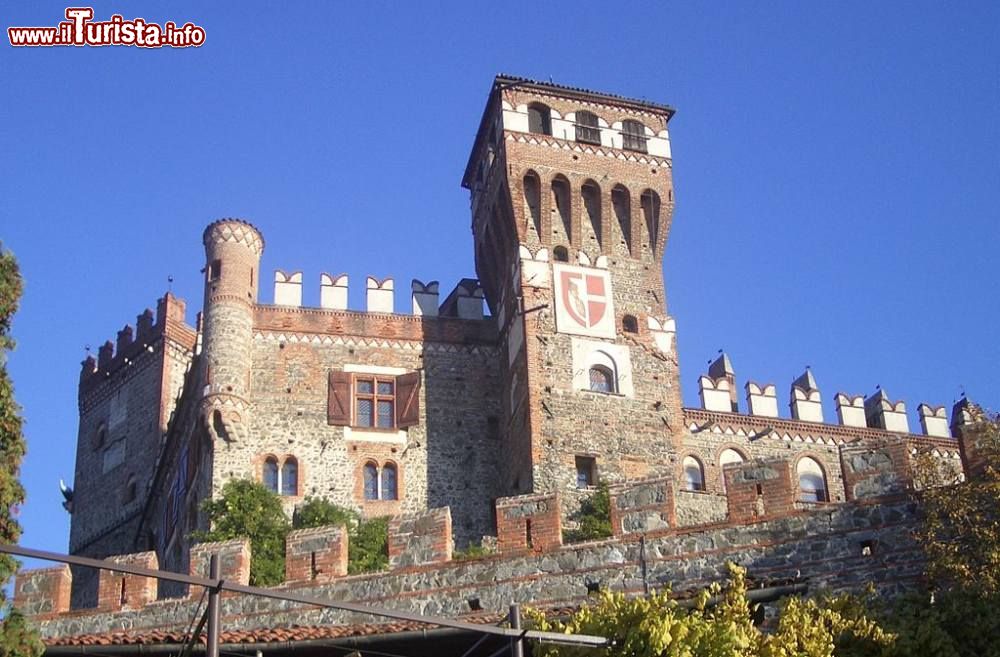 Immagine Il sorprendente castello di Pavone Canavese uno dei manieri più belli d'Italia - © Laurom, Wikipedia