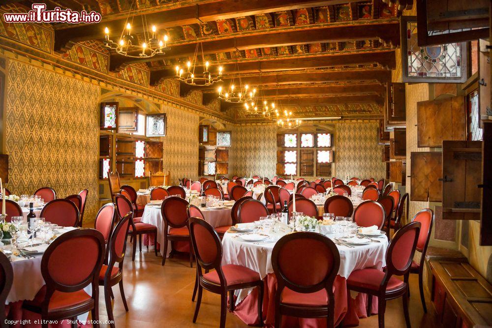 Immagine Una sala interna del Castello di Pavone Canavese, spesso utilizzata per i matrimoni - © elitravo / Shutterstock.com