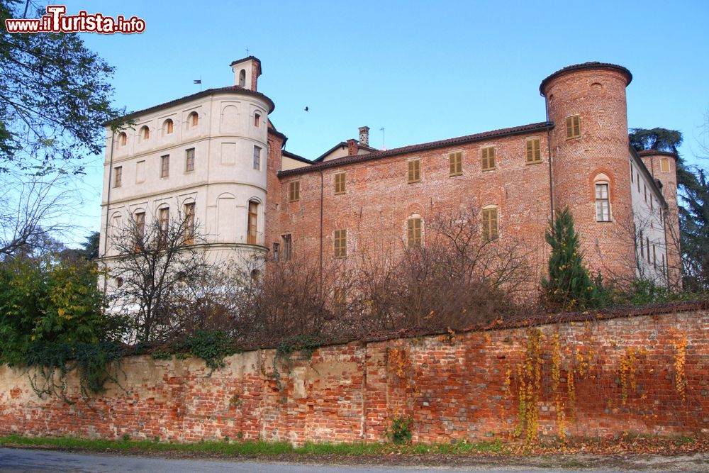 Immagine Le mura esterne e il corpo principale del Castello di Pralormo in Piemonte