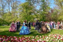 Figuranti in costume nel parco del Castello di Pralormo durante la fioritura di Messier Tulipano in Piemonte - © Simona Sirio / Shutterstock.com