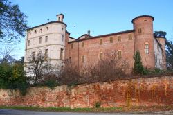 Le mura esterne e il corpo principale del Castello di Pralormo in Piemonte