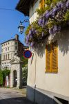 Una casa del centro di Pralormo con vista sul Castello. - © Michele Vacchiano / Shutterstock.com