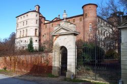 Uno scorcio della cinta muraria del Castello di Pralormo in Piemonte