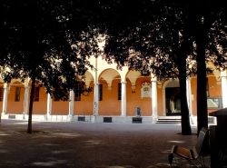 Il portico che costeggia l'edificio della Pinacoteca Nazionale di Bologna - © Roberta Milani, CC BY-SA 4.0, Wikipedia