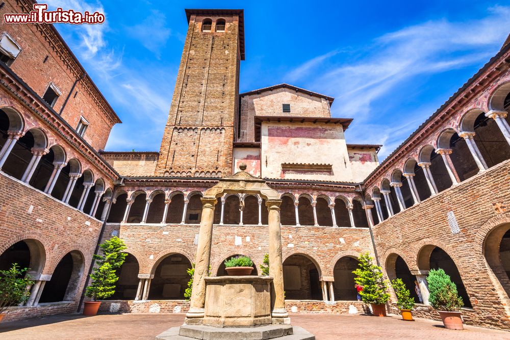 Immagine Il chiostro medievale, 12° secolo, della Basilica di Santo Stefano a Bologna