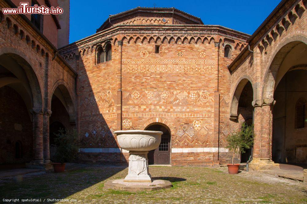 Immagine Il Cortile di Pilato e la Chiesa del Santo Sepolcro a Bologna, Basilica di Santo Stefano - © spatuletail / Shutterstock.com