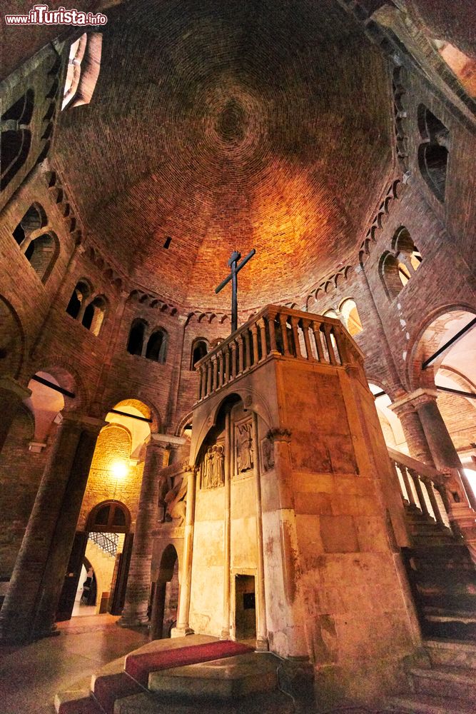 Immagine Interno della Basilica del Sepolcro, complesso di Santo Stefano. Fino al 2000 ospitava il corpo di San Petronio.