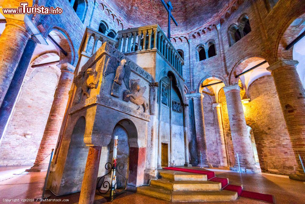 Immagine Interno della Chiesa del Santo Sepolcro con l'Edicola del Calvario: siamo nella Basilica di Santo Stefano a Bologna - © cge2010 / Shutterstock.com