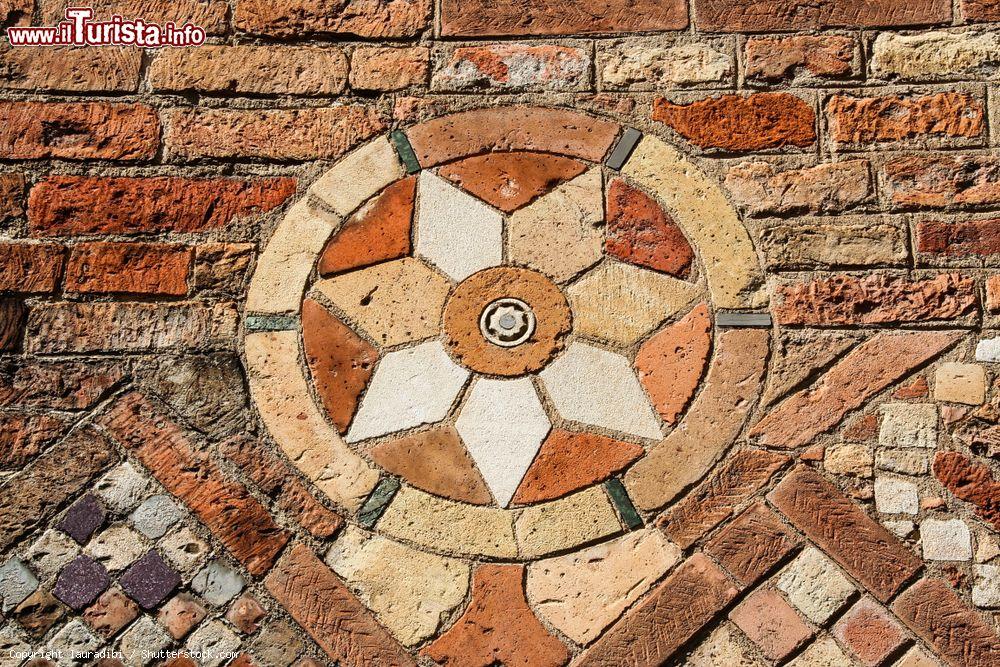Immagine Particolare delle pareti in mattoni della Basilica di Santo Stefano a Bologna - © lauradibi / Shutterstock.com