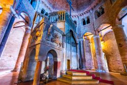 Interno della Chiesa del Santo Sepolcro con l'Edicola del Calvario: siamo nella Basilica di Santo Stefano a Bologna - © cge2010 / Shutterstock.com