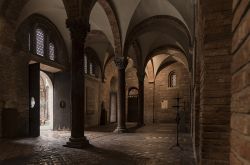 Visita al complesso delle Sette Chiese di Bologna, ovvero la Basilica di Santo Stefano - © Sophie McAulay / Shutterstock.com