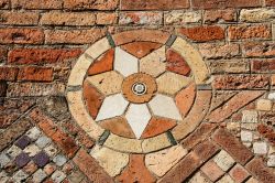 Particolare delle pareti in mattoni della Basilica di Santo Stefano a Bologna - © lauradibi / Shutterstock.com