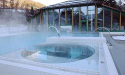 Bad Alvenau le vasche esterne delle Terme di Albula in Svizzera