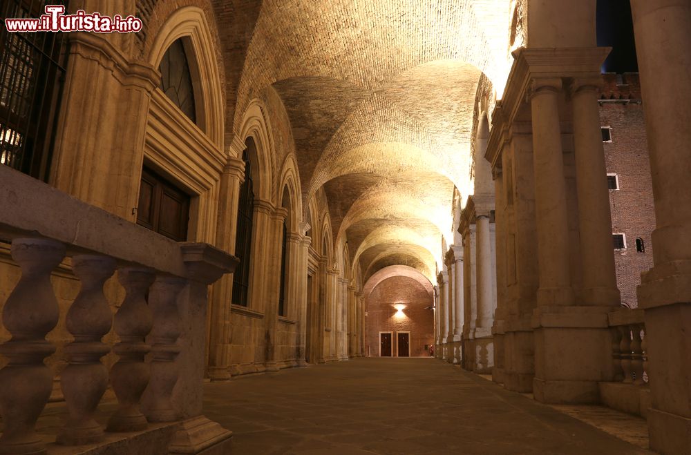Immagine Il portico inferiore della Basilica Palladiana in centro a Vicenza