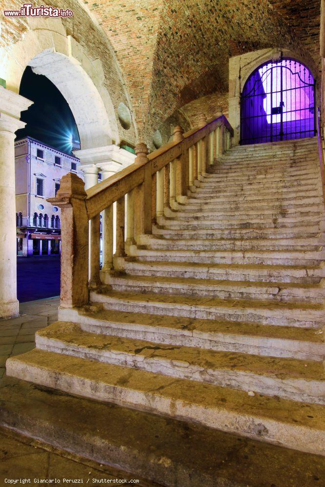 Immagine La scalinata per accedere alla loggia della Basilica Palladiana a Vicenza - © Giancarlo Peruzzi / Shutterstock.com