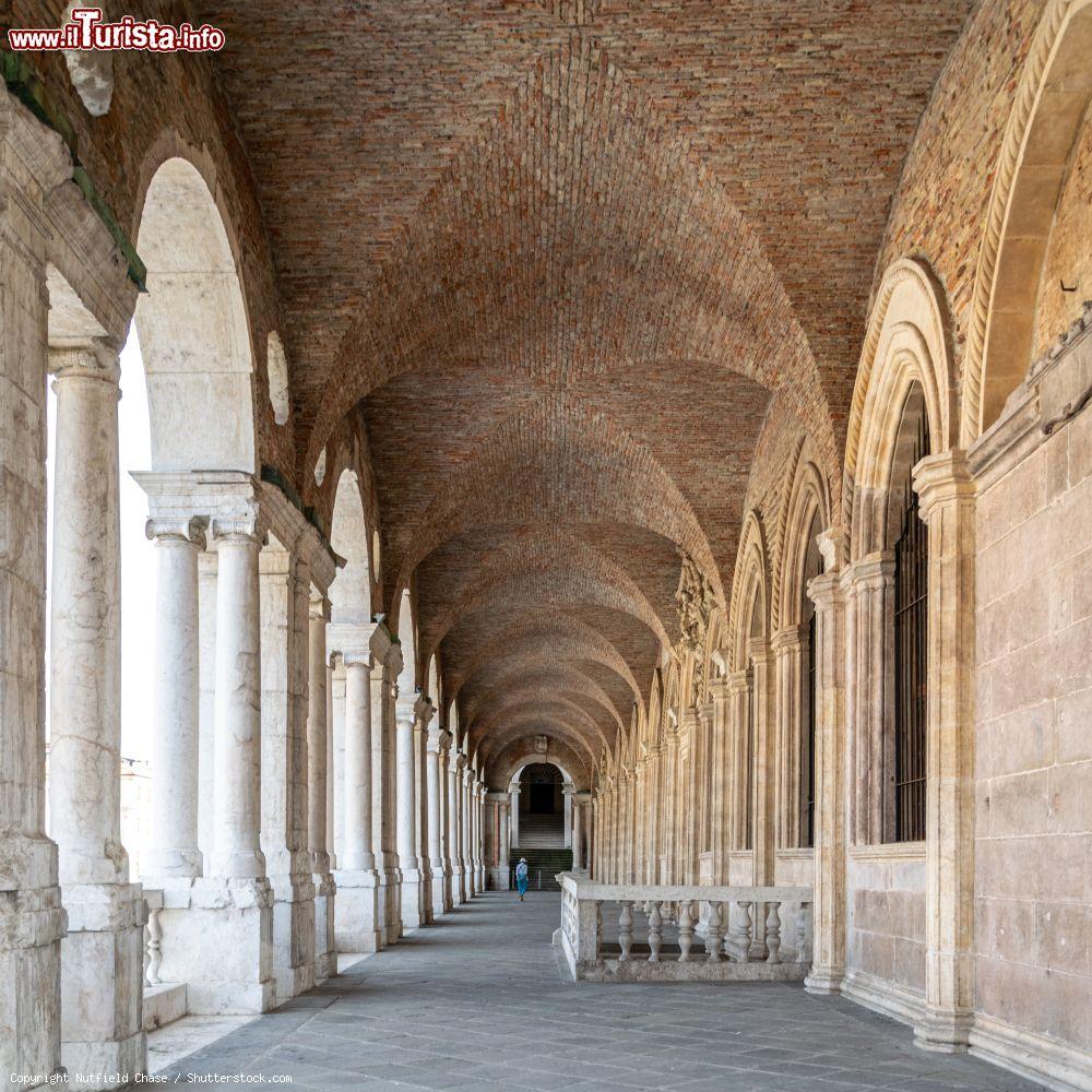 Immagine Passeggiando lungo la loggia superiore della Basilica Palladiana a Vicenza - © Nutfield Chase / Shutterstock.com