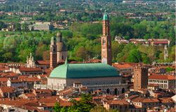 La Basilica Palladiana con il suo tetto in rame domina il centro storico di Vicenza