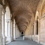 Passeggiando lungo la loggia superiore della Basilica Palladiana a Vicenza - © Nutfield Chase / Shutterstock.com