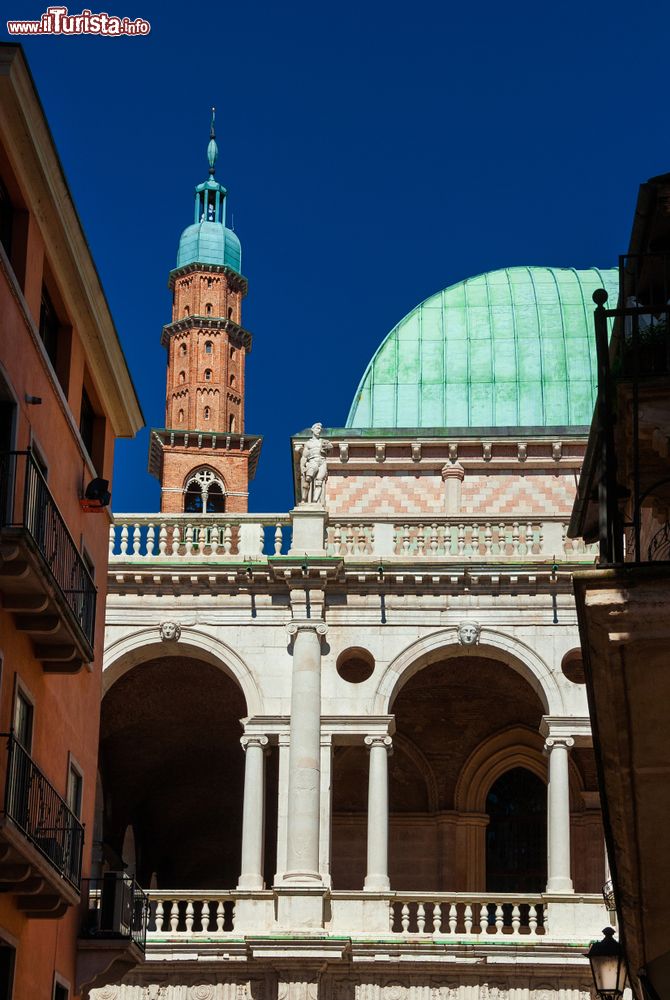 Immagine Uno scorcio della Basilica Palladiana e la torre Bissara nel centro storico di Vicenza, Veneto