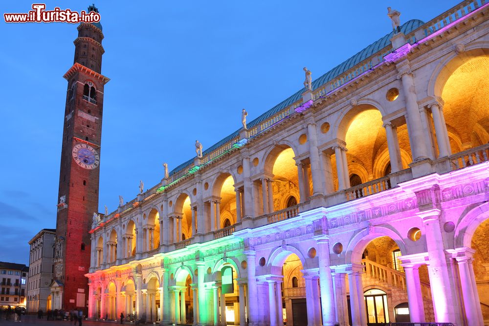 Immagine Vista notturna della Basilica Palladiana di Vicenza in Veneto