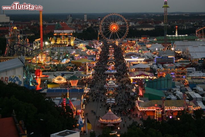 Oktoberfest Monaco dall'alto di notte