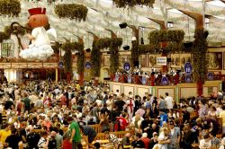 Folla all'interno di un tendone all'Oktoberfest ...