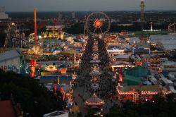 Oktoberfest Monaco dall'alto di notte