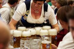 Cameriera forzuta Oktoberfest - Foto München ...