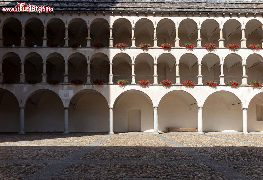 Immagine Le logge eleganti della coorte interna del Palazzo di Stockalper a Briga in Svizzera