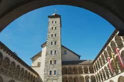 Coorte interna del Palazzo di Stockalper, il simbolo di Briga nella Svizzera francese. - © Dmitry Chulov / Shutterstock.com