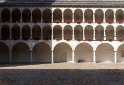 Le logge eleganti della coorte interna del Palazzo di Stockalper a Briga in Svizzera