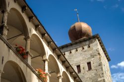 Particolare della architettura del Castello di Stockalper, il monumento di Briga; siamo nel Canton Vallese in Svizzera francese