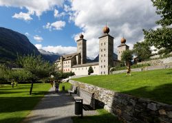 Una passeggiata estiva a Briga a fianco del grande Stockalperpalast in Svizzera, Canton Vallese