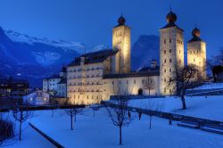 Vista invernale del Castello di Stockalper in Svizzera, dopo una nevicata nel Canton Vallese