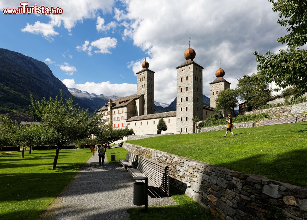 Immagine Una passeggiata estiva a Briga a fianco del grande Stockalperpalast in Svizzera, Canton Vallese
