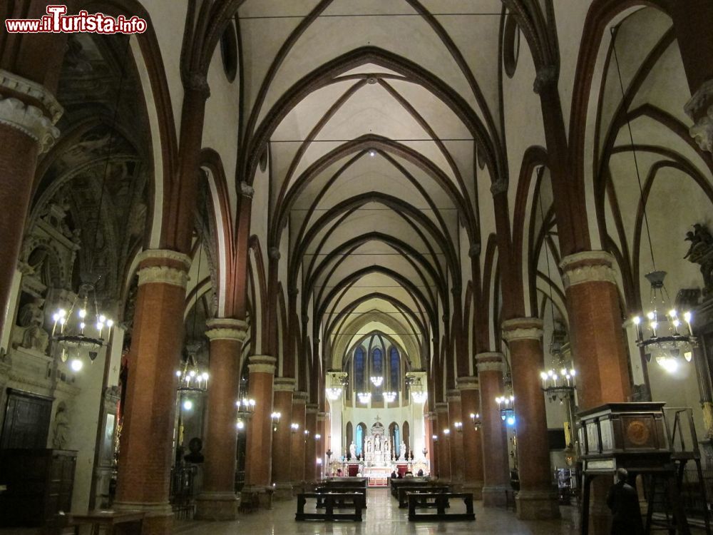 Immagine Interno gotico a tre navate della Basilica di Santa Maria dei Servi a Bologna - © Sailko, CC BY-SA 3.0, Wikipedia