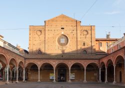 Facciata e portico della Basilica di Santa Maria dei Servi a Bologna, Emilia-Romagna