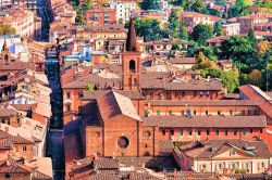 Vista aerea dalla Torre degli Asinelli della chiesa di  Santa Maria dei Servi nel centro storico di Bologna