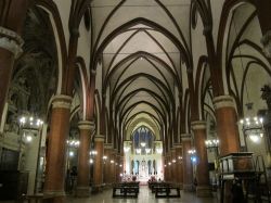 Interno gotico a tre navate della Basilica di Santa Maria dei Servi a Bologna - © Sailko, CC BY-SA 3.0, Wikipedia