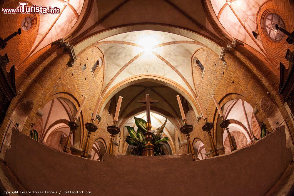 Immagine Interno della Abbazia di Morimonfo com il santo altare. Siamo nell'omonima cittadina della Lombardia. - © Cesare Andrea Ferrari / Shutterstock.com