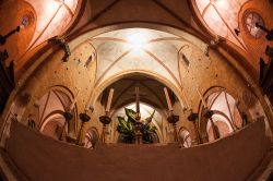 Interno della Abbazia di Morimonfo com il santo altare. Siamo nell'omonima cittadina della Lombardia. - © Cesare Andrea Ferrari / Shutterstock.com