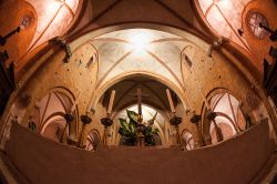 Interno della Abbazia di Morimonfo com il santo altare. Siamo nell'omonima cittadina della Lombardia. - © Cesare Andrea Ferrari / Shutterstock.com