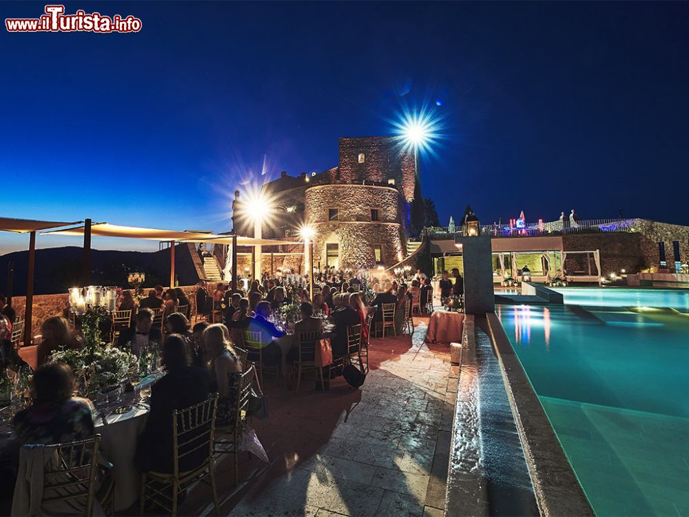 Immagine Il castello di Velona di notte, cena al ristorante