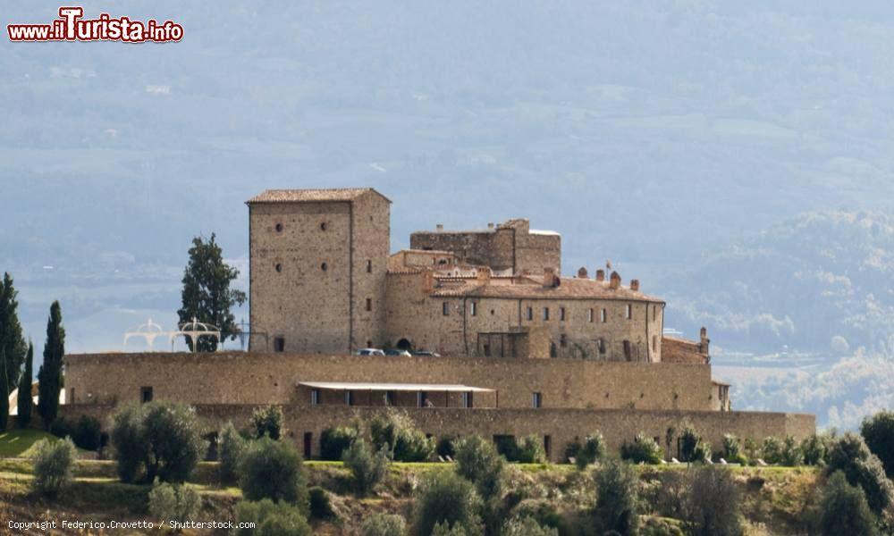 Immagine Panoramica del complesso storico del Castello di Velona in Toscana, comune di Montalcino. - © Federico.Crovetto / Shutterstock.com